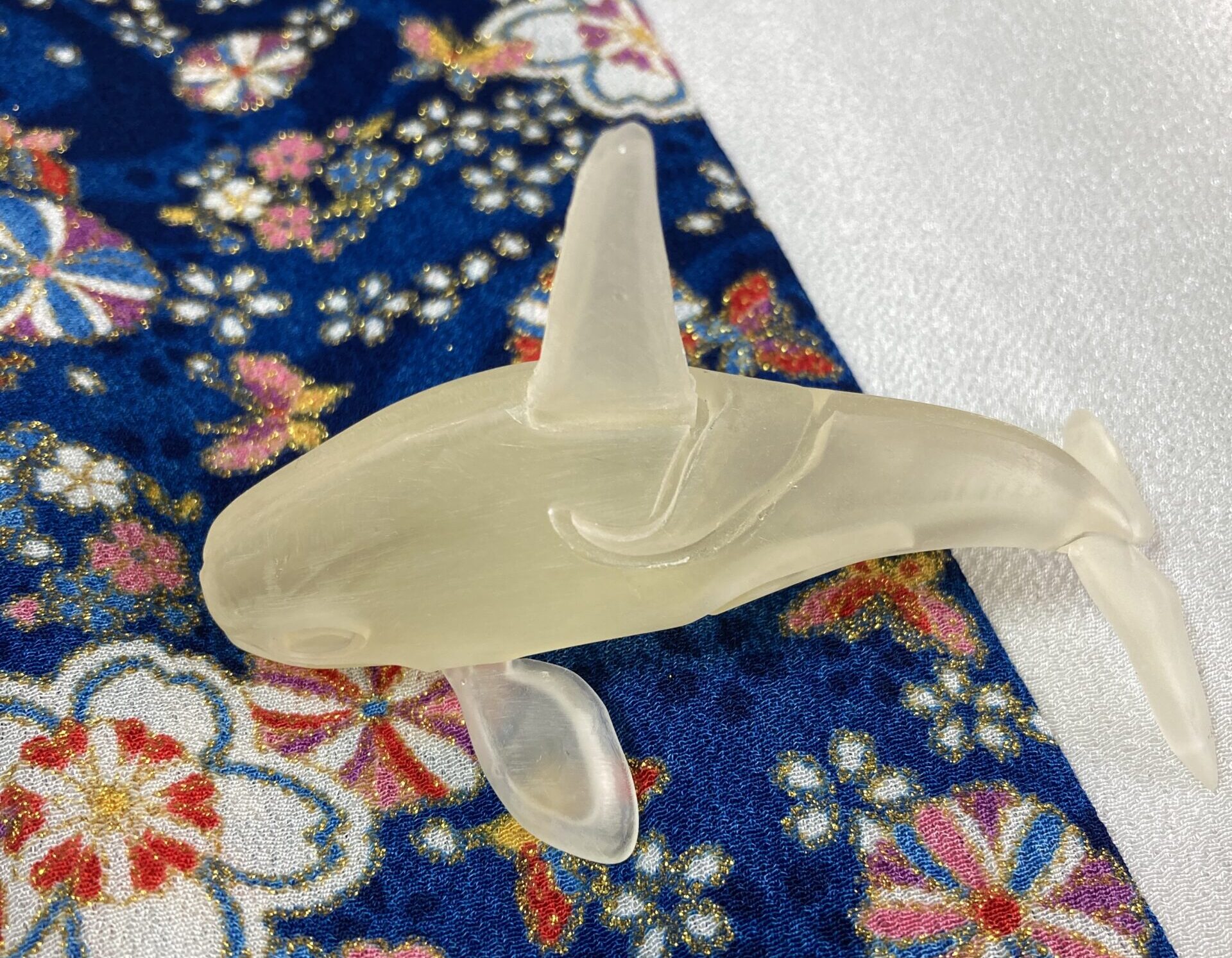 シャチに布を貼る